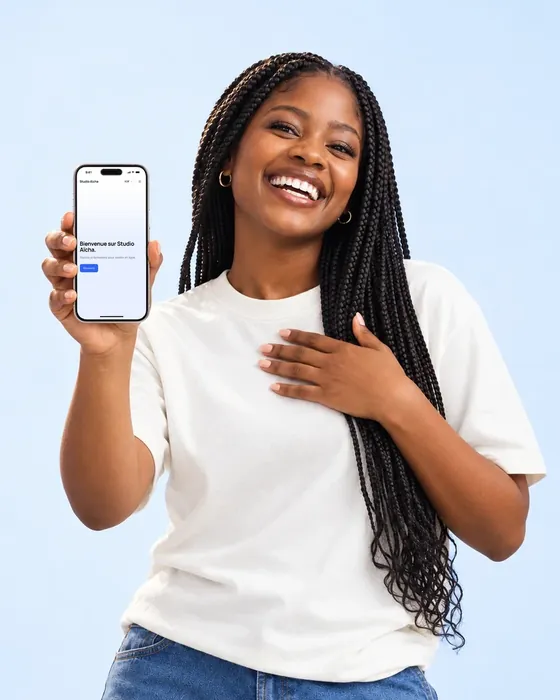 Une créatrice tient son iPhone : sa boutique Studio Aïcha