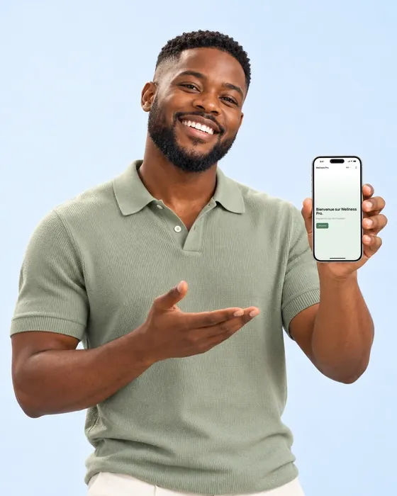 Un coach montre son iPhone : sa boutique Wellness Pro